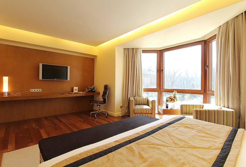 The Dostyk Hotel Almaty Eksteriør bilde
