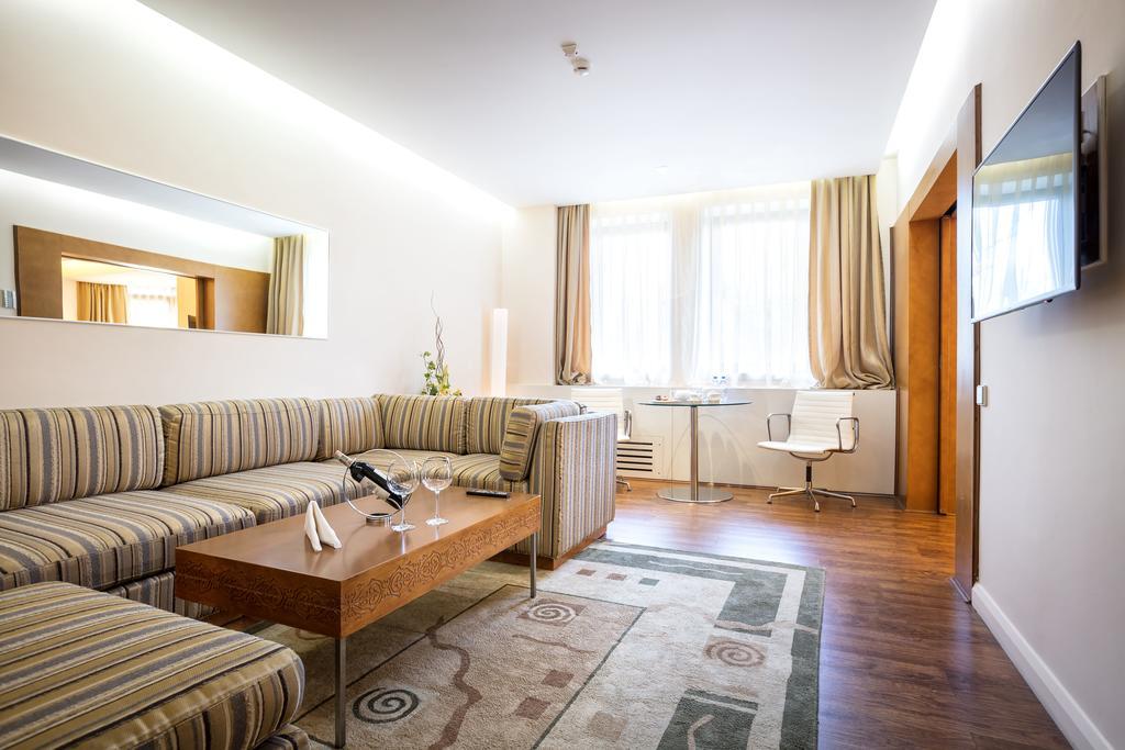 The Dostyk Hotel Almaty Eksteriør bilde